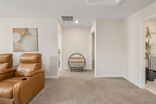 living area featuring carpet floors, baseboards, visible vents, and recessed lighting