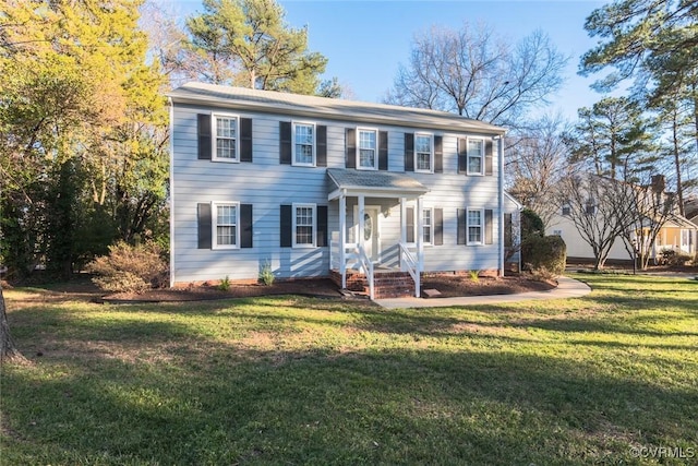 colonial house featuring a front lawn