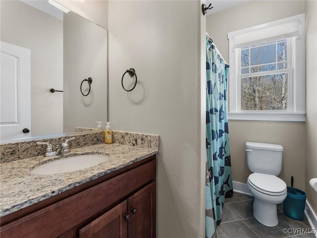 full bathroom featuring tile patterned floors, a shower with curtain, toilet, baseboards, and vanity