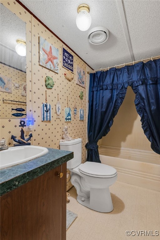 full bathroom with shower / bathtub combination with curtain, toilet, a textured ceiling, wallpapered walls, and vanity