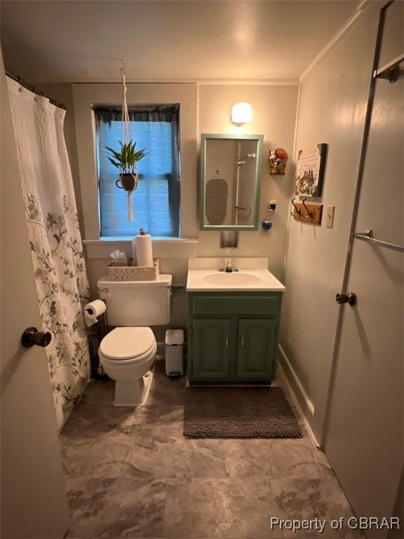 full bath with toilet, a shower with curtain, and vanity