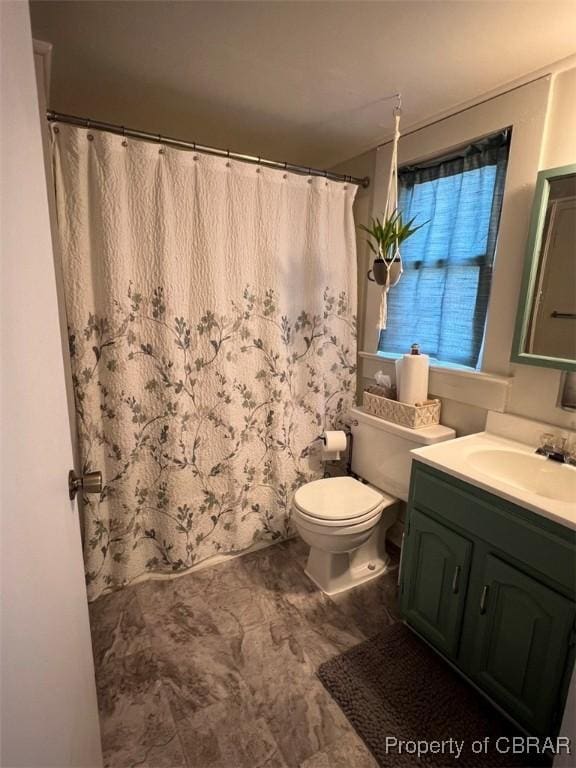 full bathroom featuring toilet, curtained shower, and vanity