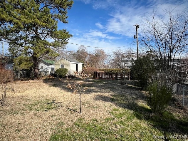 view of yard with an outbuilding and fence