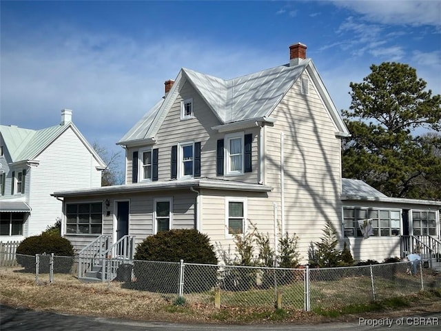 traditional-style house featuring a fenced front yard