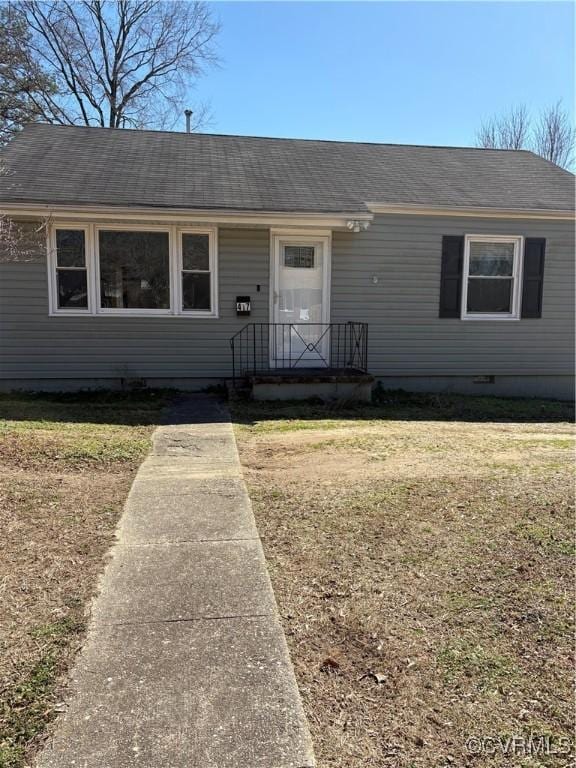 view of front of home with crawl space, a shingled roof, and a front yard