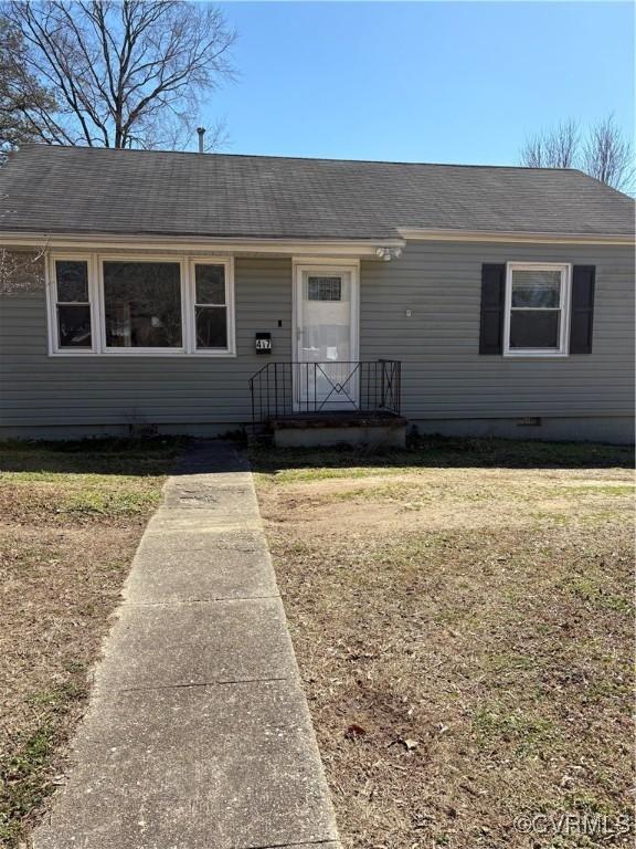 view of front of property featuring a shingled roof, a front yard, and crawl space