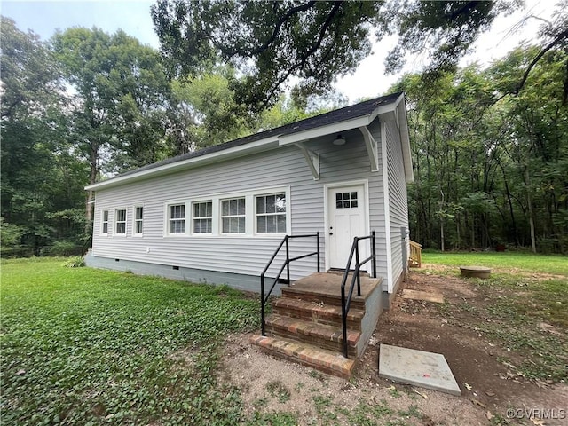 view of front of home with crawl space and a front yard