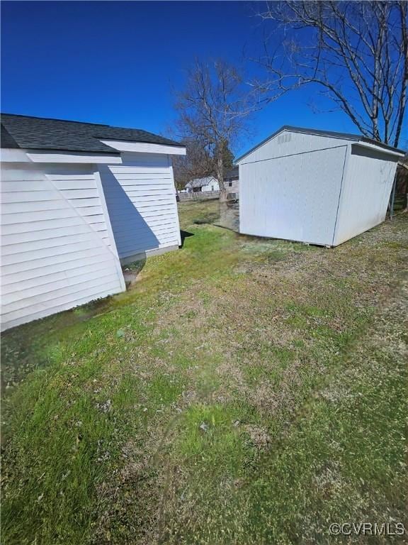 view of yard with an outdoor structure and a storage shed