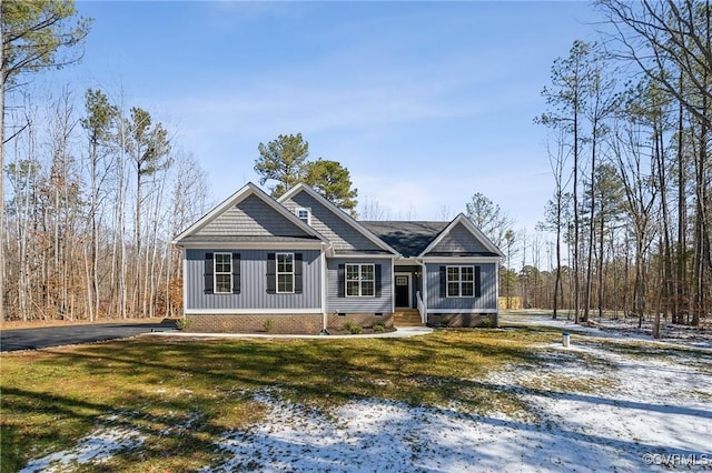 view of front of property featuring crawl space, driveway, and a front lawn