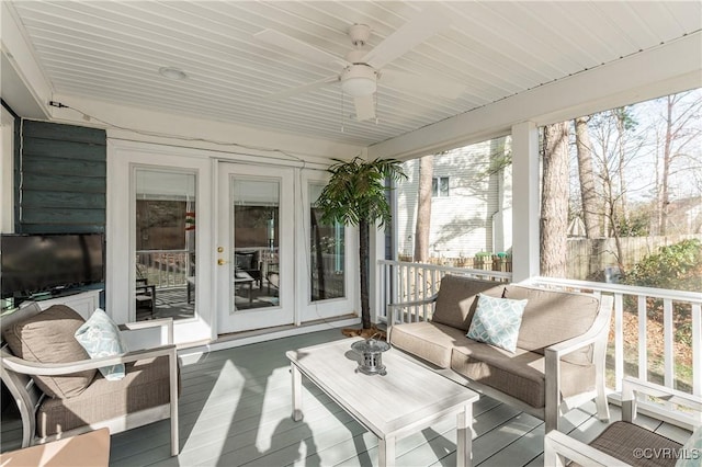 sunroom with ceiling fan