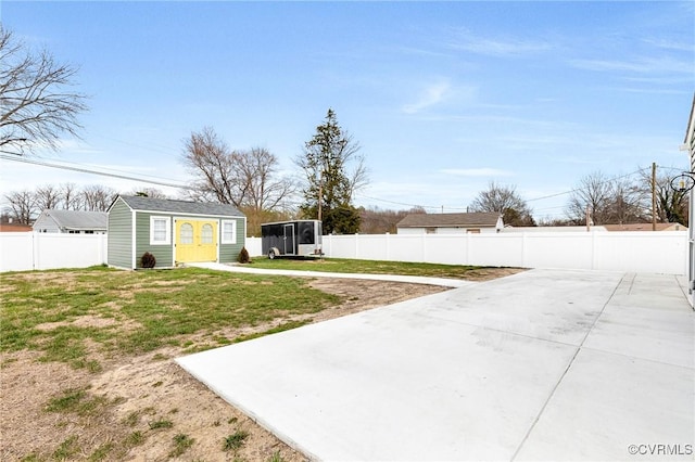 view of yard featuring an outdoor structure and a fenced backyard