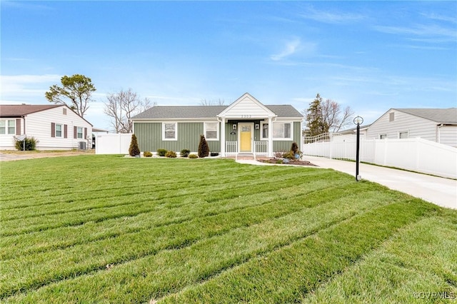 view of front facade with a front yard and fence