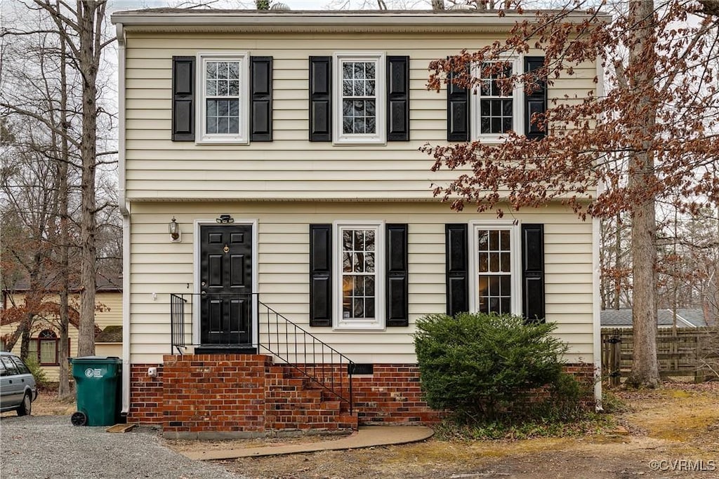 colonial inspired home featuring entry steps and crawl space