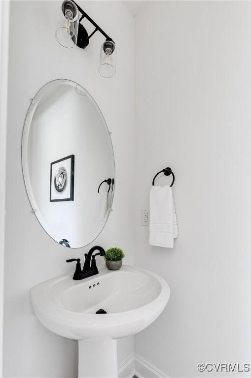 bathroom featuring a sink and baseboards