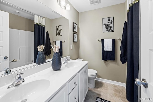 full bath with toilet, a sink, visible vents, and baseboards