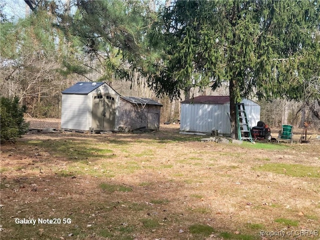 view of yard with a storage unit and an outdoor structure