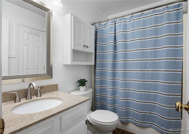 bathroom with a shower with curtain, vanity, and toilet