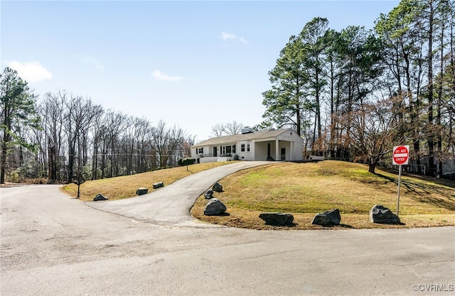 view of front of property with driveway and a front yard