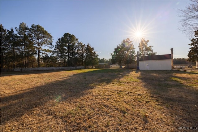 view of yard with an outbuilding