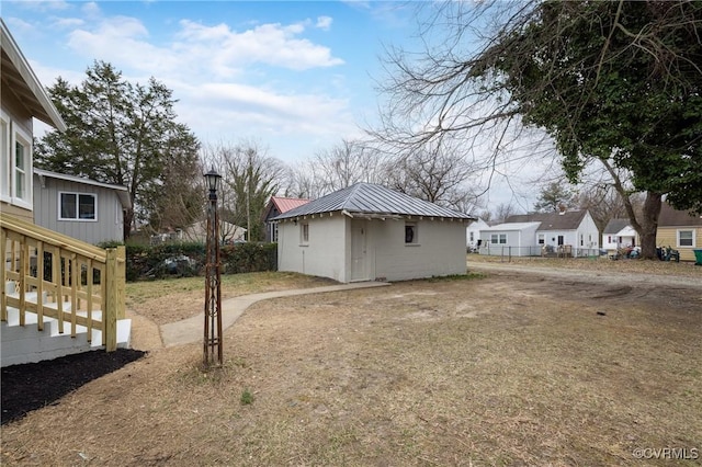 view of yard with an outbuilding