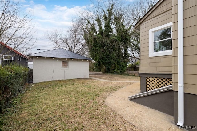 view of yard with an outdoor structure