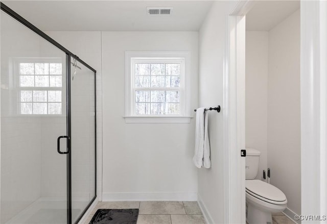 full bath with baseboards, visible vents, a shower stall, and toilet