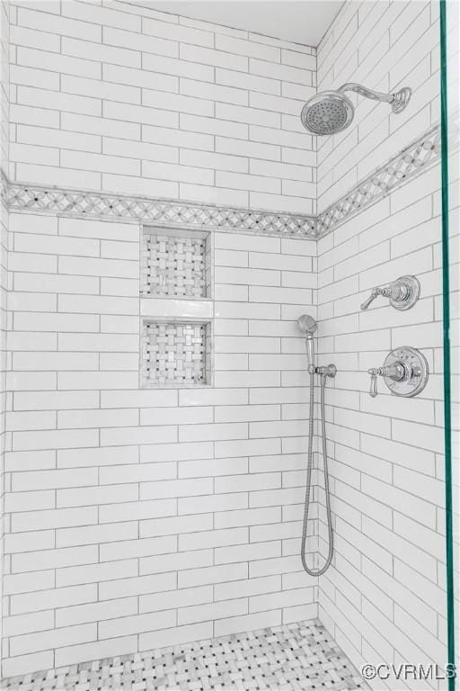 full bathroom featuring a tile shower