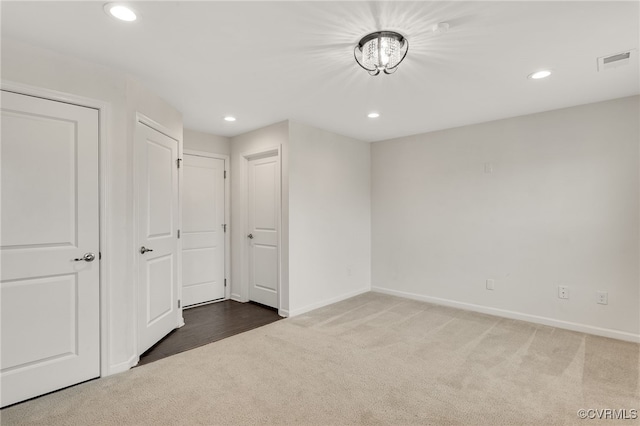 empty room with carpet floors, baseboards, visible vents, and recessed lighting