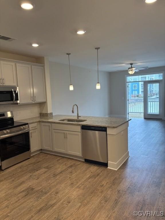 10530 Stony Bluff Dr Unit 304, Ashland, VA 23005 - kitchen with visible vents, a sink, wood finished floors, a peninsula, and appliances with stainless steel finishes