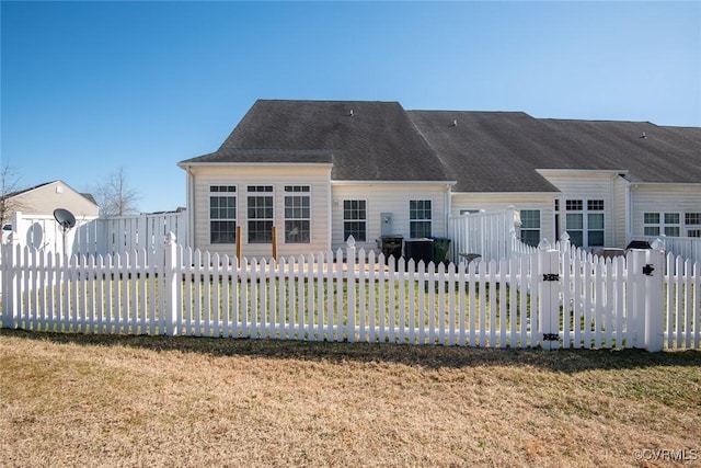 view of front of property with a fenced front yard