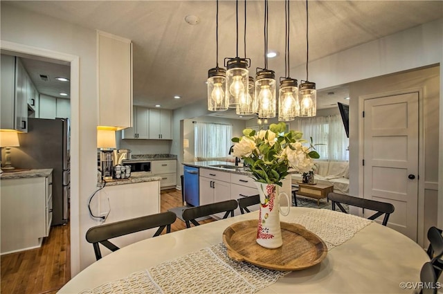 dining space with dark wood-style flooring and recessed lighting