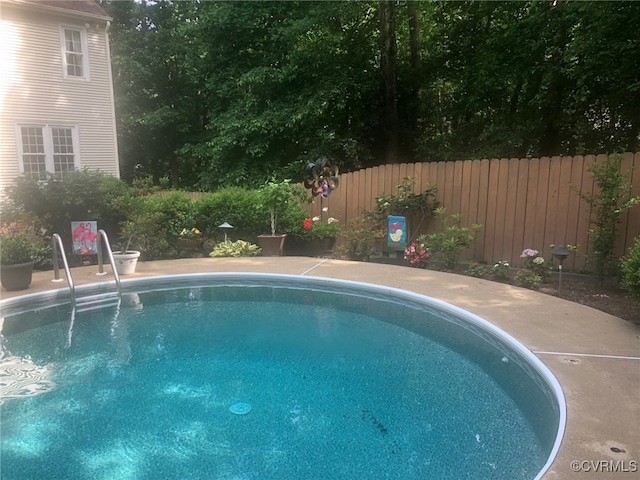 view of swimming pool with fence