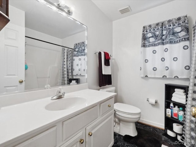 full bathroom with curtained shower, toilet, vanity, visible vents, and baseboards