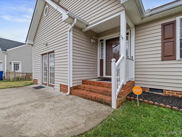 property entrance with crawl space and fence