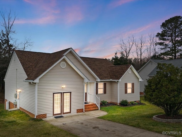 view of front of property with a front lawn and roof with shingles