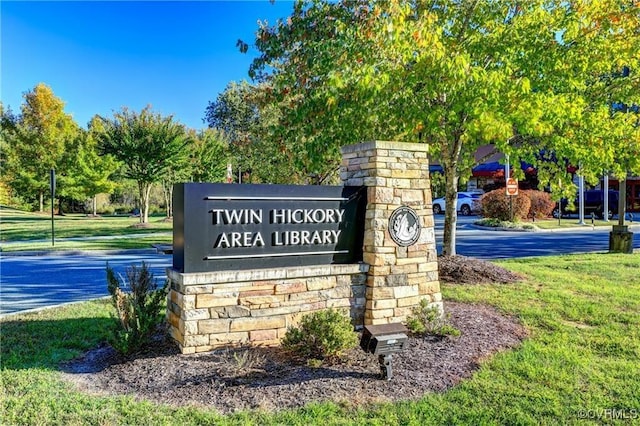 community sign featuring a lawn