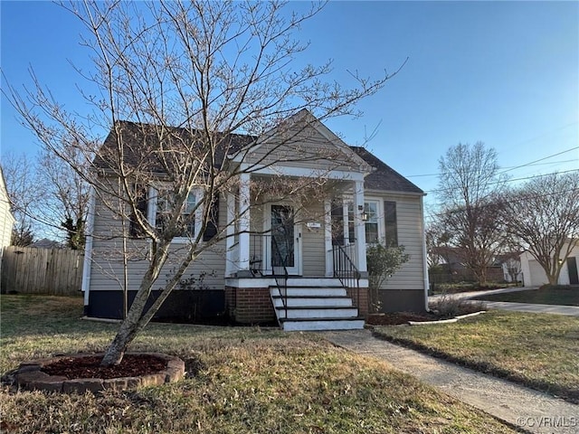 view of front of home featuring a front lawn and fence