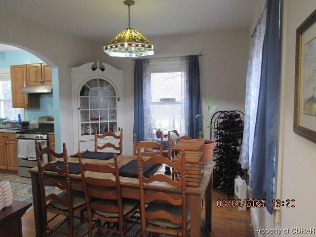 dining room with arched walkways