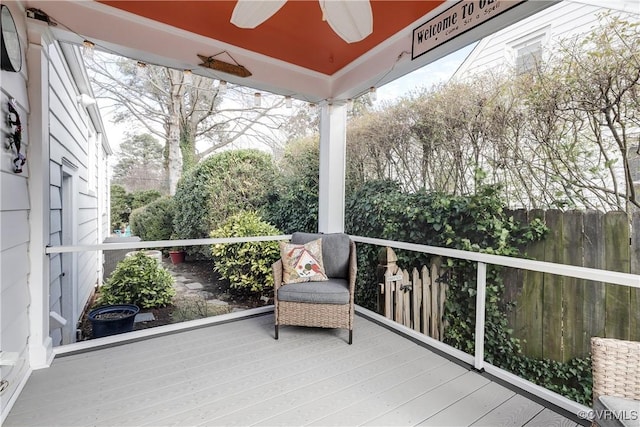 sunroom / solarium featuring a ceiling fan