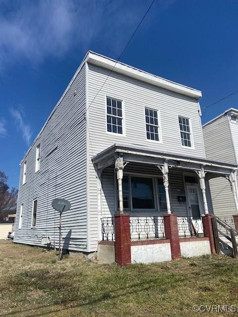 view of front facade with a porch and a front lawn