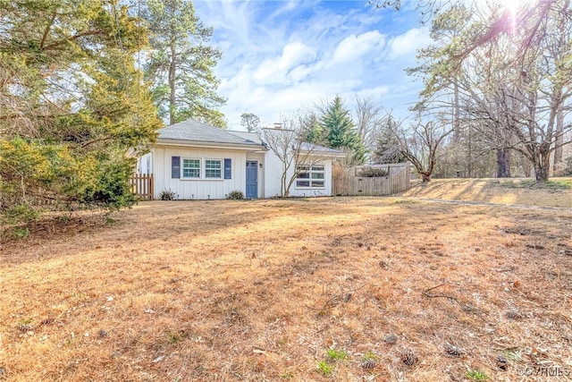 ranch-style house featuring fence