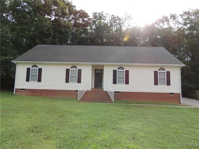 view of front of home featuring crawl space, a shingled roof, and a front yard