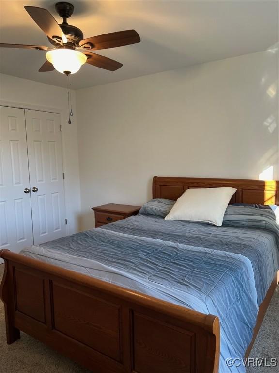 bedroom with a closet, carpet flooring, and a ceiling fan