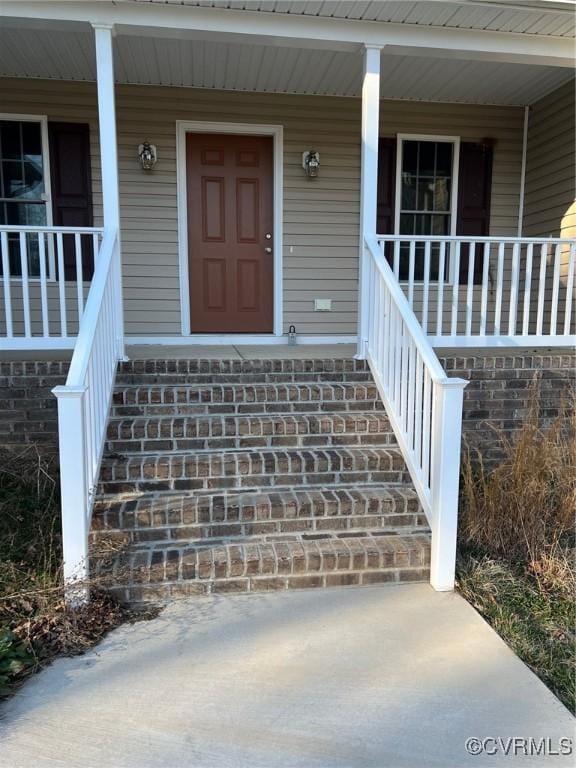 entrance to property featuring a porch