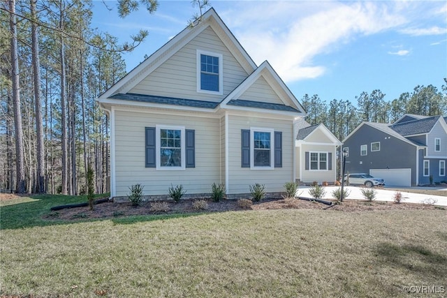 view of front of home featuring roof with shingles and a front yard