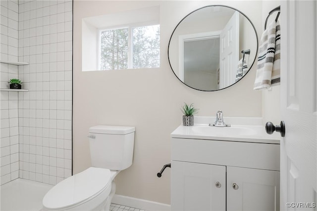 full bath with baseboards, a tile shower, vanity, and toilet