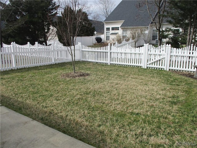 view of yard featuring a fenced front yard