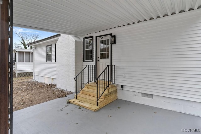 property entrance featuring crawl space