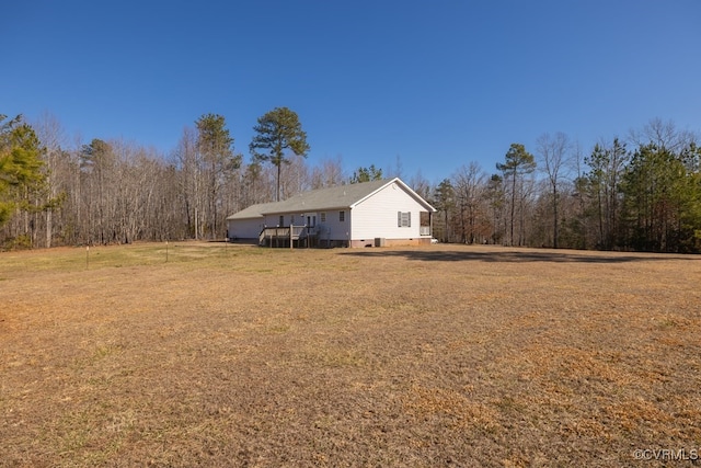 view of side of property featuring a lawn