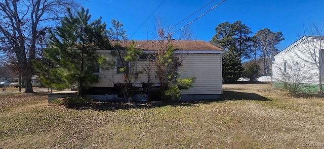 view of side of property featuring a lawn